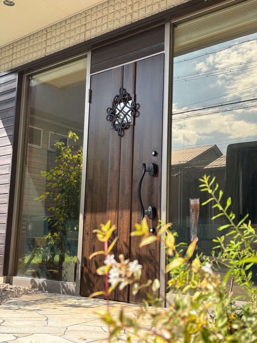 ホンダトーヨー住器の大府市の店舗でのドア交換工事　LIXILリシェントの施工後の写真2