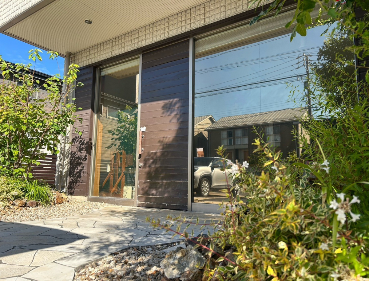 ホンダトーヨー住器の大府市の店舗でのドア交換工事　LIXILリシェントの施工前の写真2