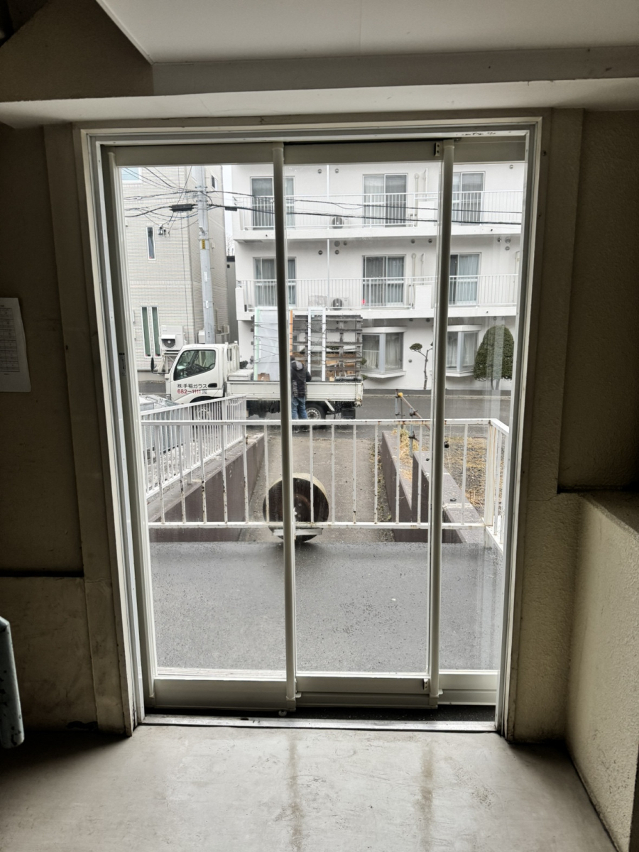 手稲ガラスの入り口ドアの改修工事の施工後の写真1