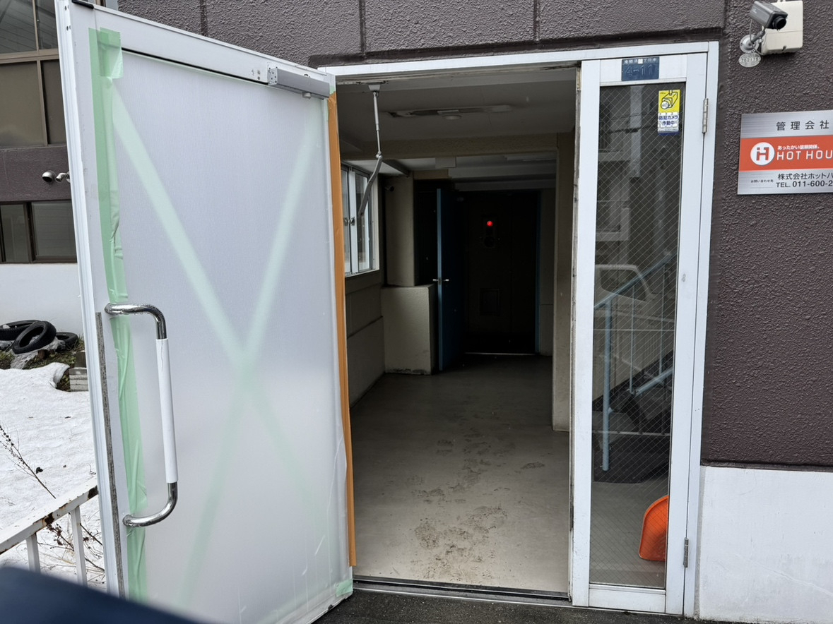 手稲ガラスの入り口ドアの改修工事の施工前の写真1