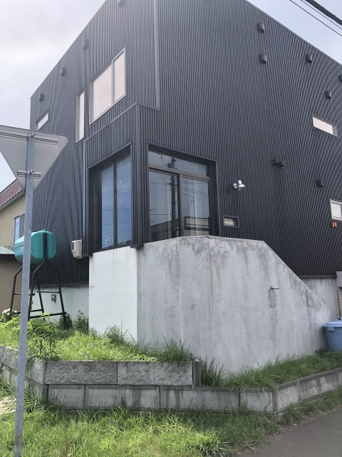 手稲ガラスの【ツインガードⅢ】階段に合わせて加工した大型風除室の施工前の写真2