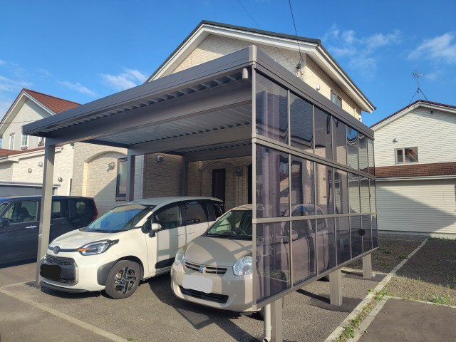 手稲ガラスの【カーポートST】雪対策だけでなく、雨の日も傘いらずで便利!の施工後の写真1