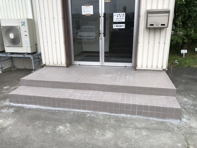 手稲ガラスの玄関ポーチタイル貼り替えの施工後の写真2