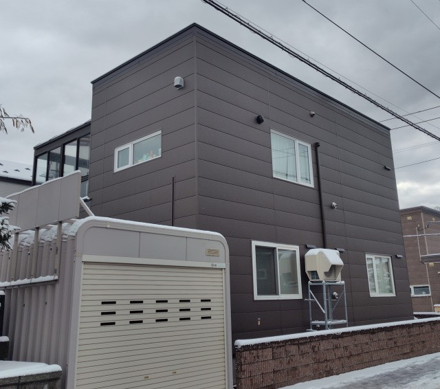 手稲ガラスの【ガルバリウム/金属サイディングの重ね張り】軽量で丈夫な外壁材で安心です！の施工後の写真1