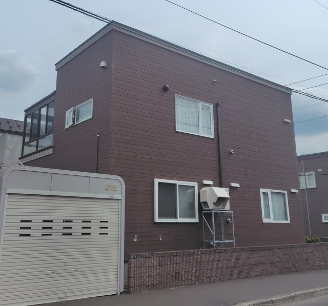 手稲ガラスの【ガルバリウム/金属サイディングの重ね張り】軽量で丈夫な外壁材で安心です！の施工前の写真1