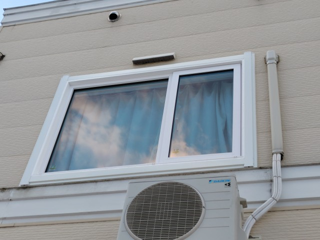 手稲ガラスの【防犯タイプのLOW-Eブロンズガラス】断熱性能と防犯性能どちらもUP！の施工後の写真2