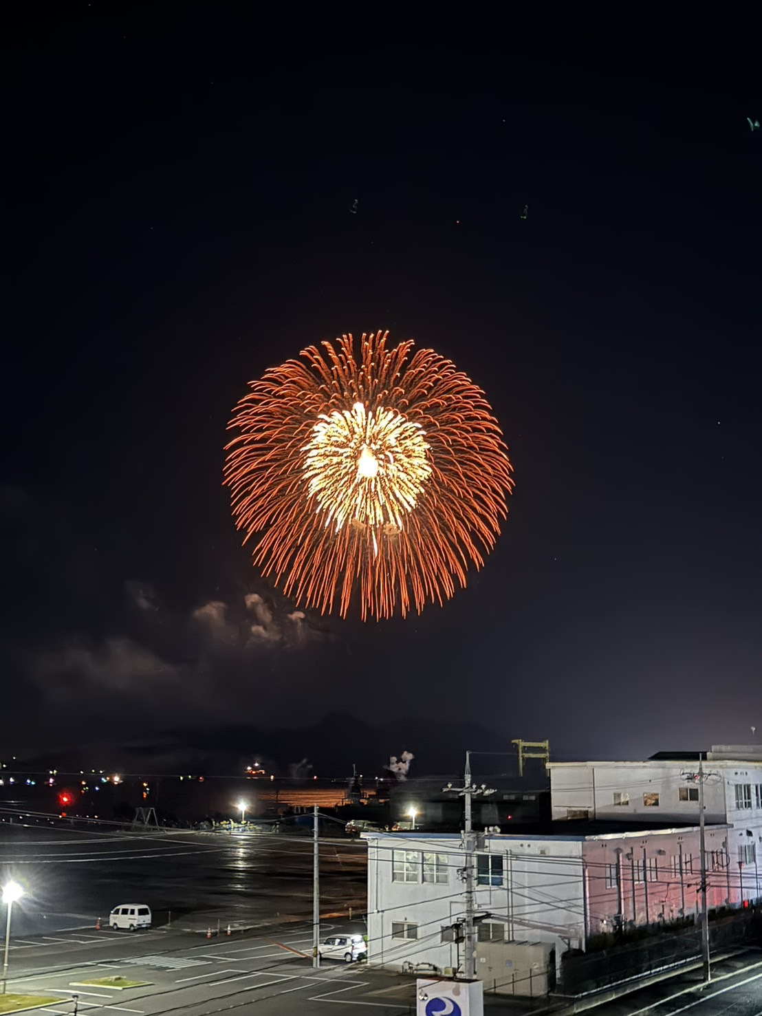 真冬の夜空に花火が打ちあがりました ✰҉҈҉҈҉҈ 赤石建商のブログ 写真1
