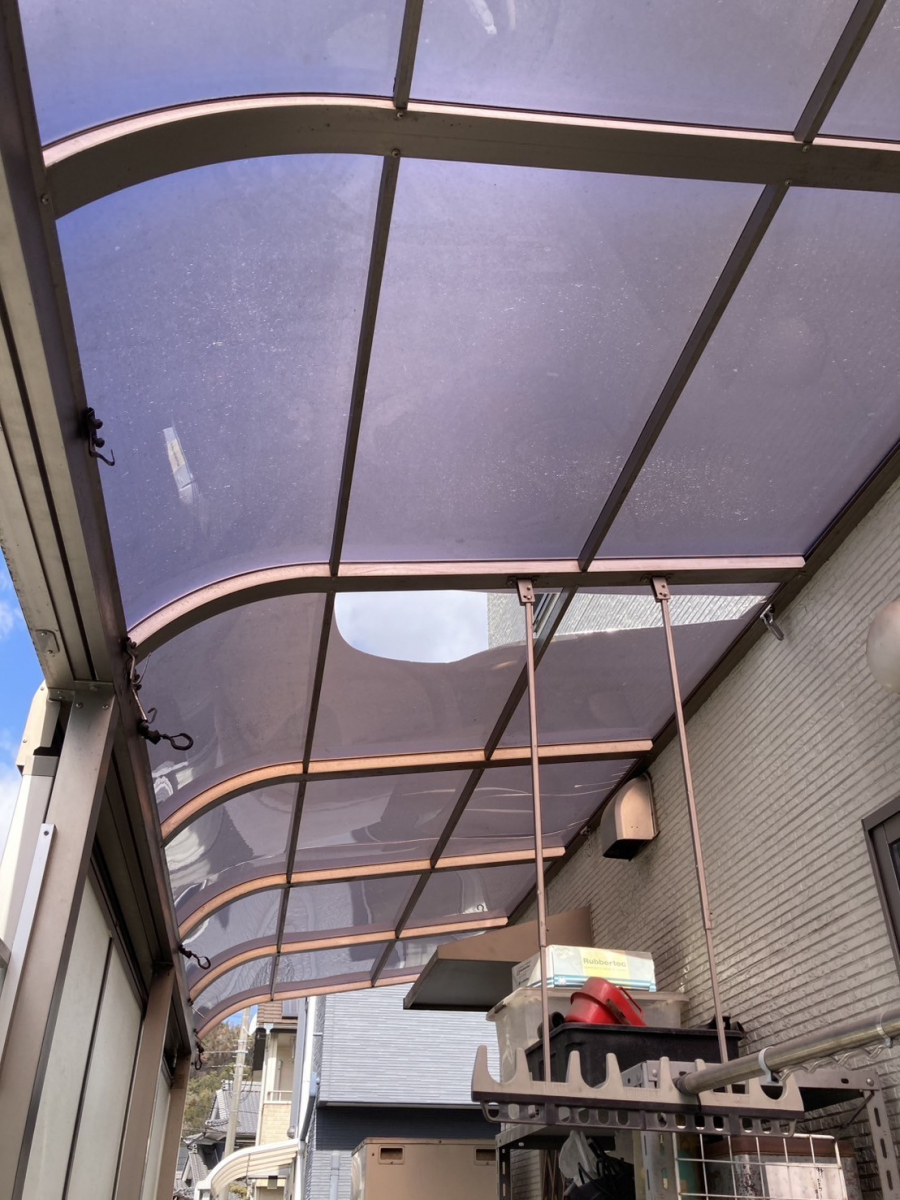 赤石建商の強度はガラスの２００倍？！テラス屋根材張替え工事の施工前の写真1