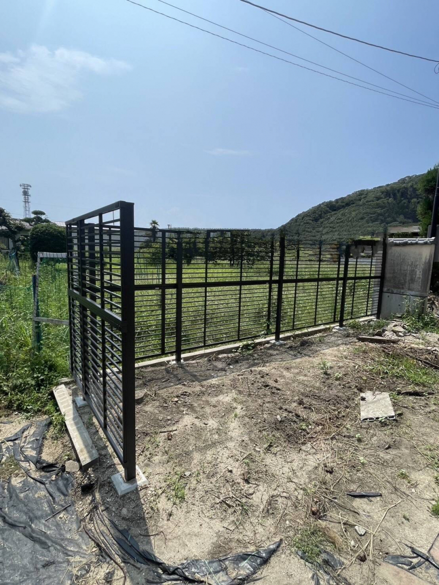 赤石建商の隣地との境を明確化。見た目もすっきり!フェンス取付工事の施工後の写真1