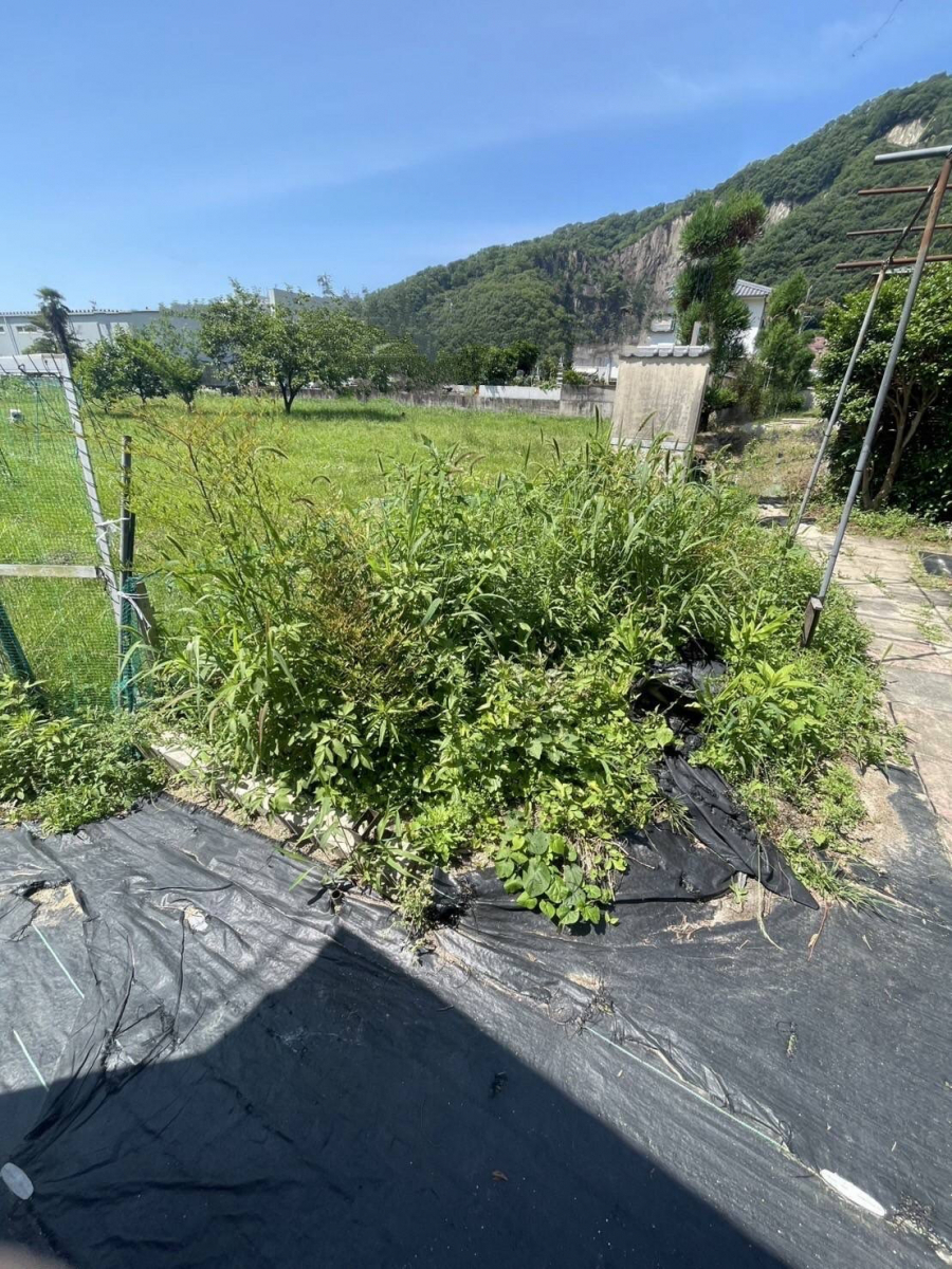 赤石建商の隣地との境を明確化。見た目もすっきり!フェンス取付工事の施工前の写真1