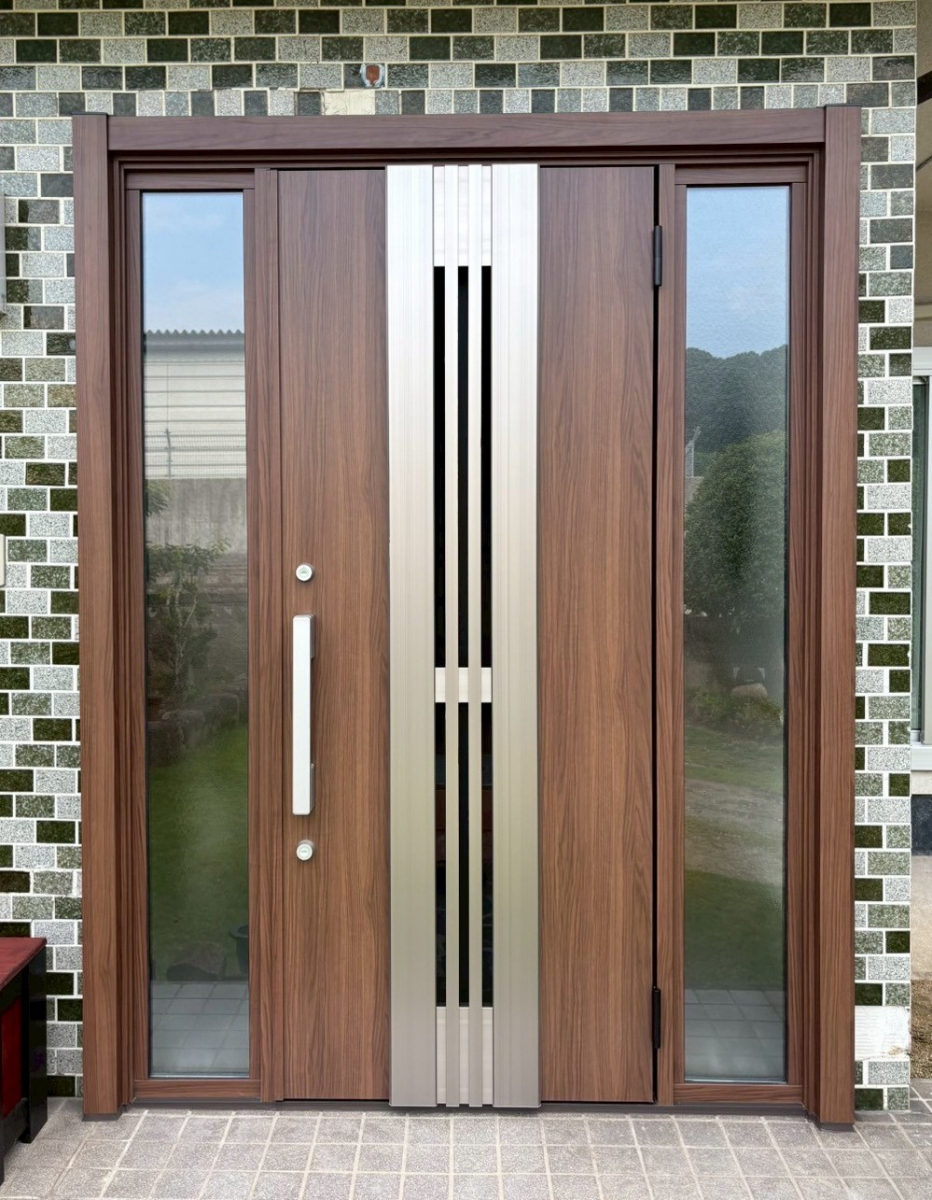 赤石建商のあっという間に工事完了！玄関ドアリフォームの施工後の写真1