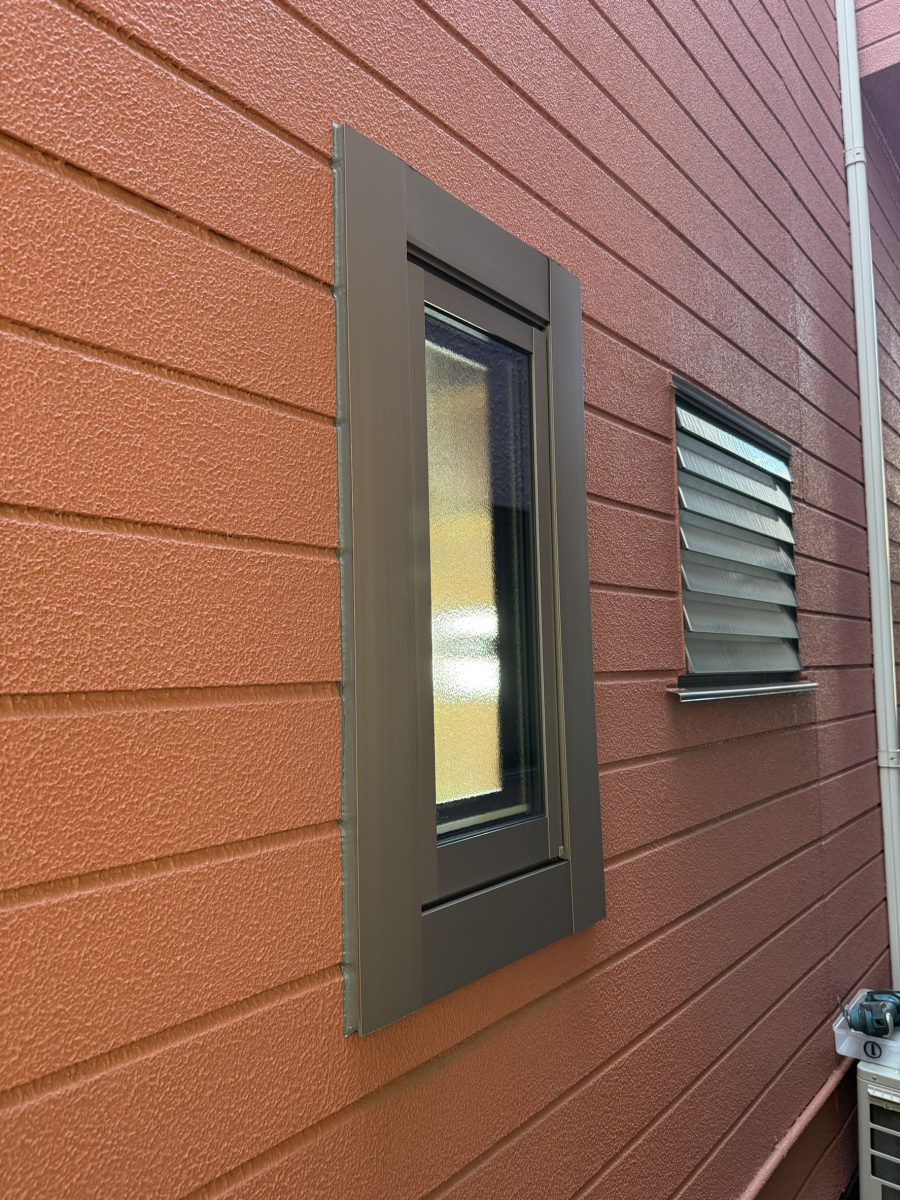 赤石建商の窓の種類を変えて、気密性アップ。リプラス取付工事の施工後の写真1