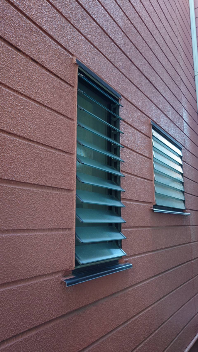 赤石建商の窓の種類を変えて、気密性アップ。リプラス取付工事の施工前の写真1