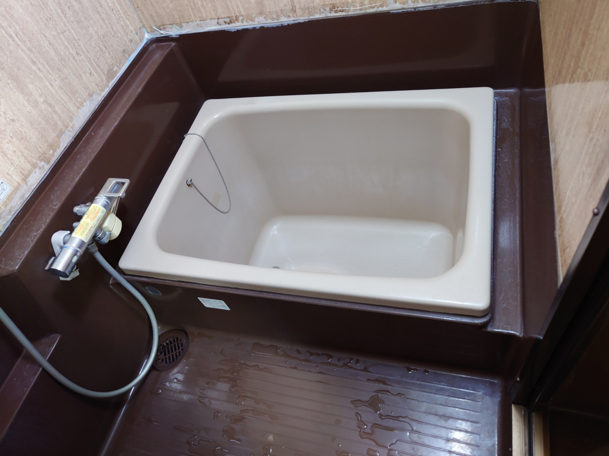 赤石建商の窓の種類を変えて、気密性アップ。リプラス取付工事の施工前の写真2