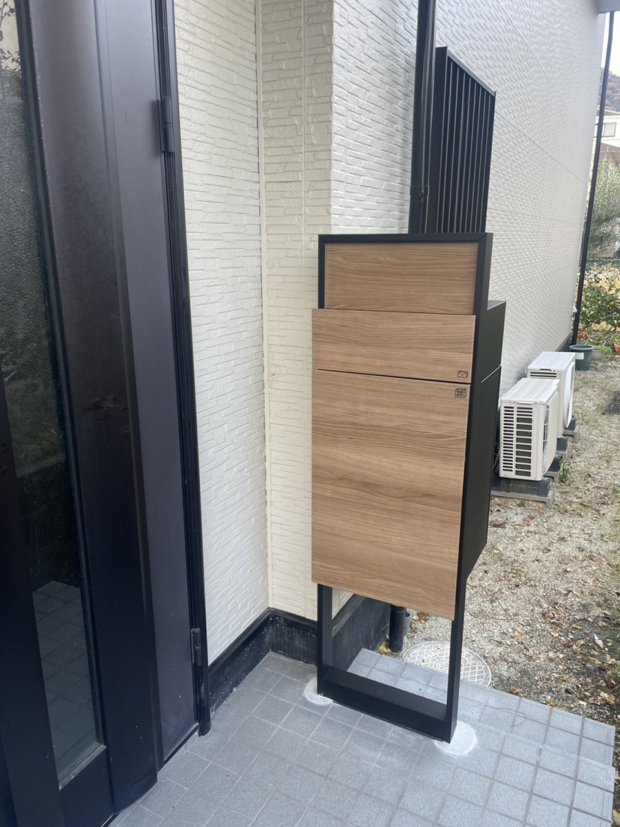 赤石建商の宅配受け取りのストレスが激減！宅配ポスト取付工事の施工後の写真1
