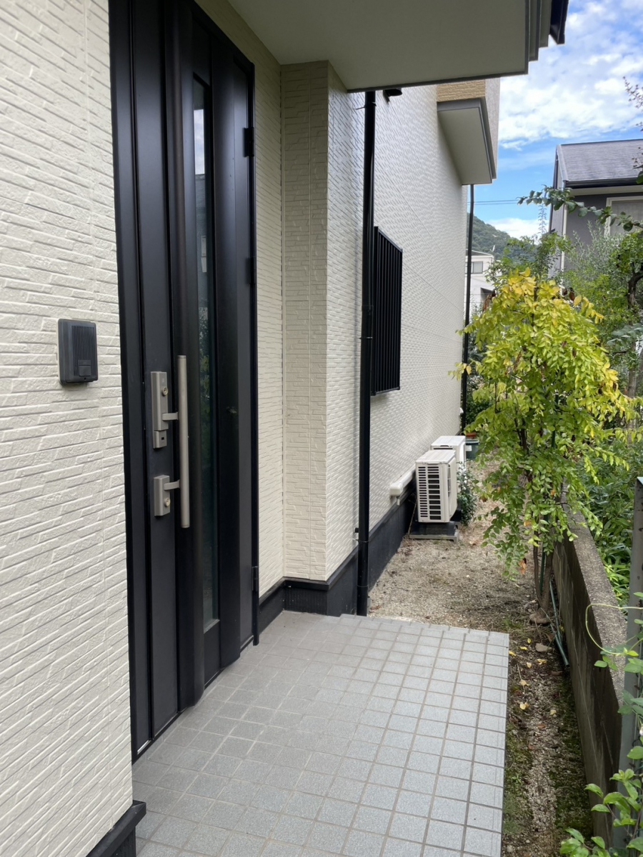 赤石建商の宅配受け取りのストレスが激減！宅配ポスト取付工事の施工前の写真1