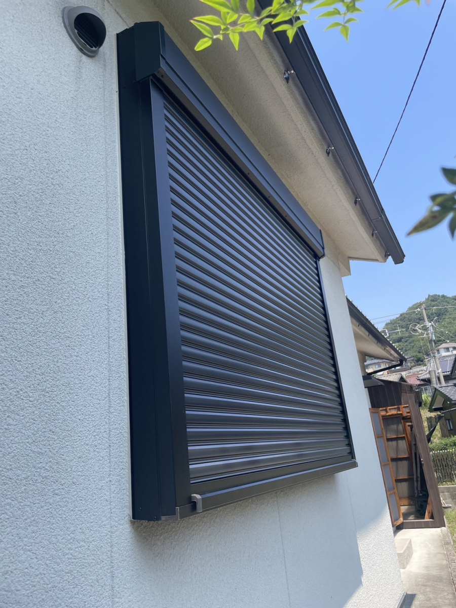 赤石建商の今ある窓に取付けるだけ。リフォームシャッター取付工事の施工後の写真2