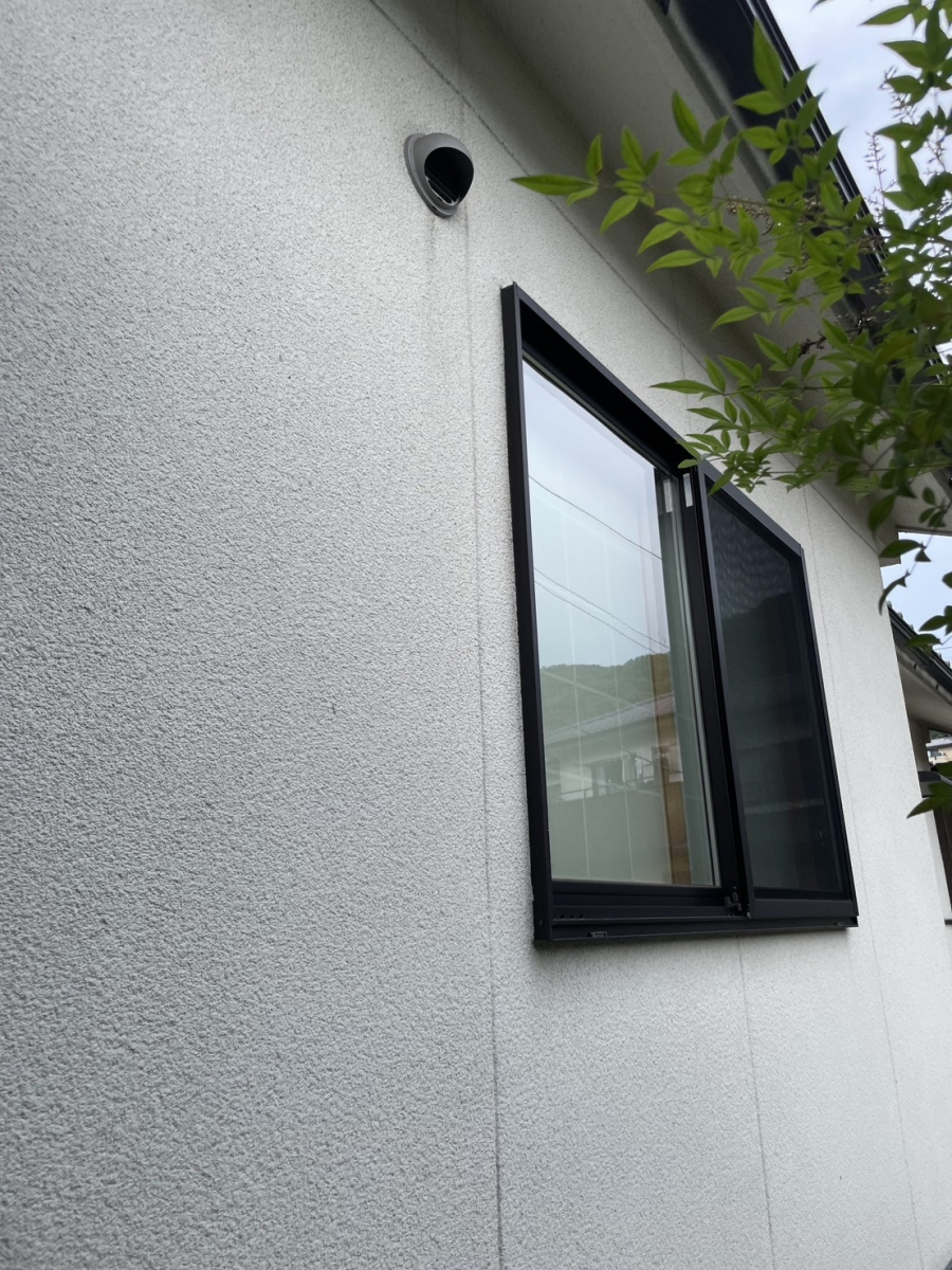 赤石建商の今ある窓に取付けるだけ。リフォームシャッター取付工事の施工前の写真1