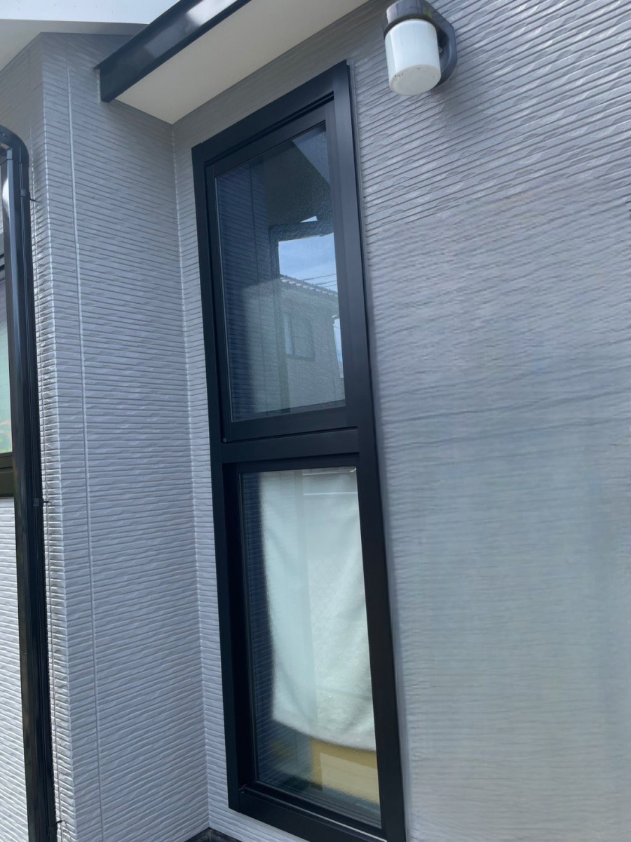 赤石建商の【三原市】勝手口ドアがFIX＋縦すべり窓に変身！リプラス取付工事の施工後の写真1