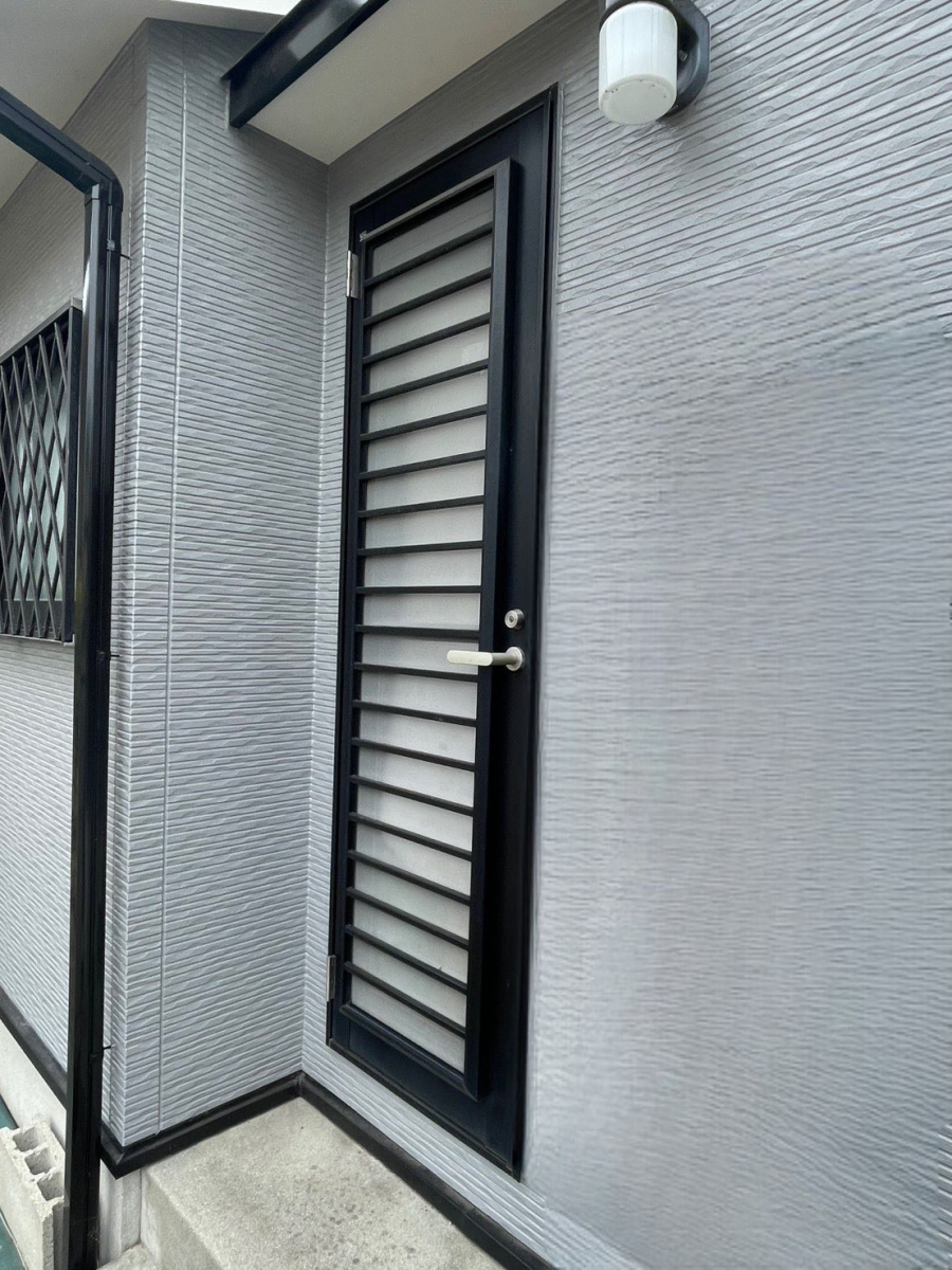 赤石建商の【三原市】勝手口ドアがFIX＋縦すべり窓に変身！リプラス取付工事の施工前の写真1