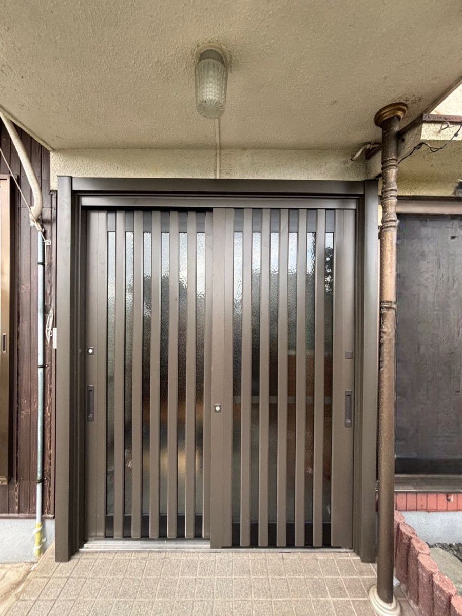 赤石建商の【三原市】【１DAYリフォーム】玄関ドアから引き戸に。リシェント玄関引戸リフォームの施工後の写真1