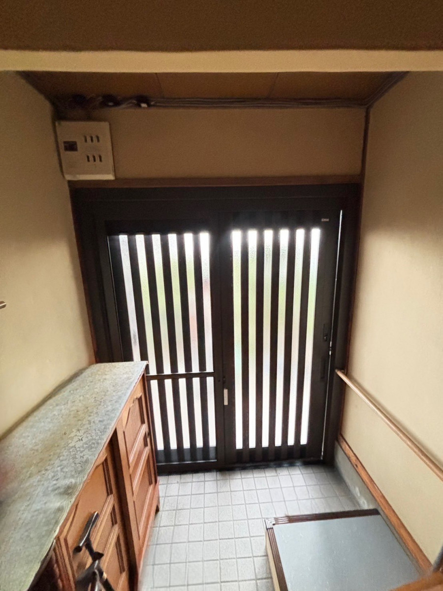 赤石建商の【三原市】【１DAYリフォーム】玄関ドアから引き戸に。リシェント玄関引戸リフォームの施工後の写真2