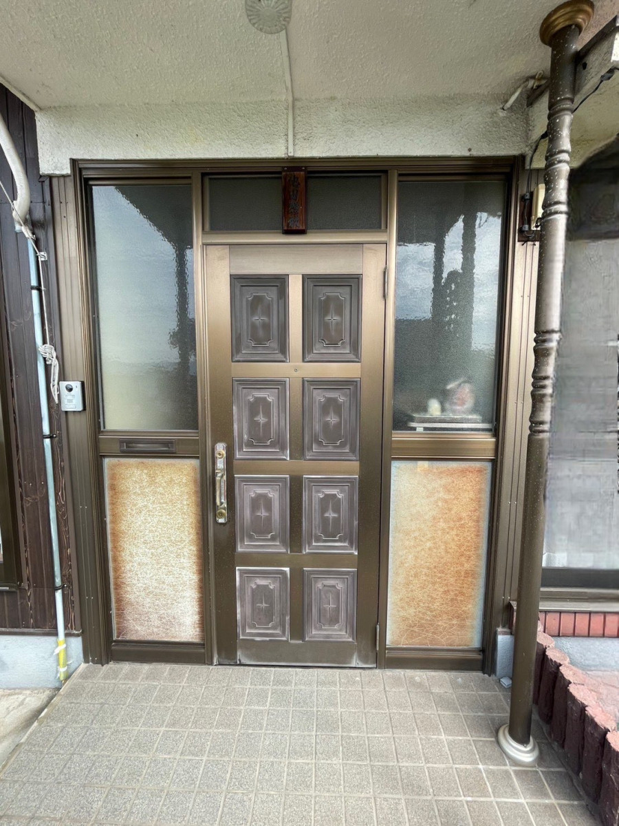 赤石建商の【三原市】【１DAYリフォーム】玄関ドアから引き戸に。リシェント玄関引戸リフォームの施工前の写真1