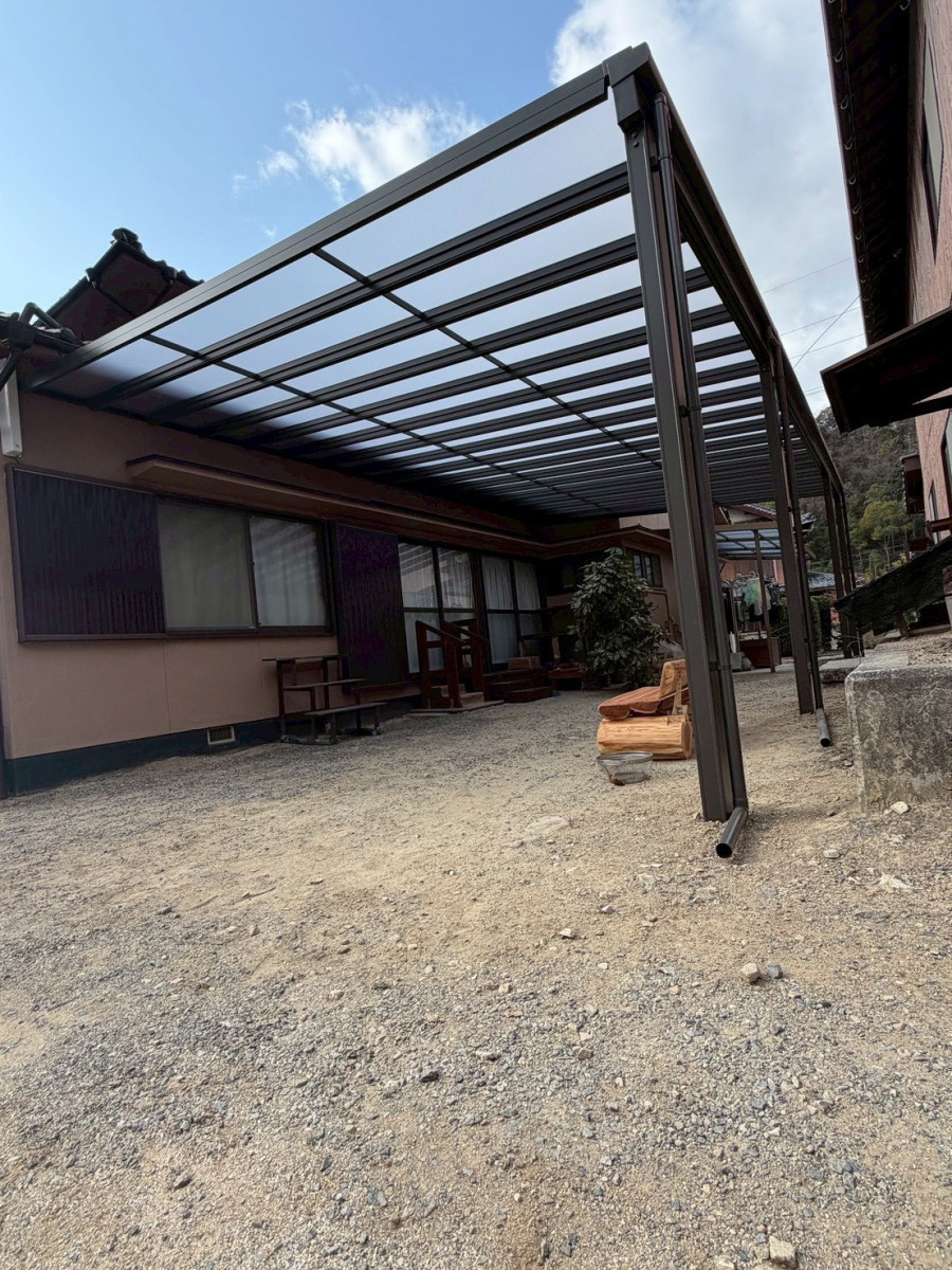 赤石建商の【三原市幸崎町】駐車スペースの雨対策！テラス屋根設置工事の施工後の写真1