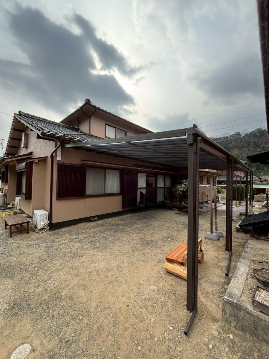 赤石建商の【三原市幸崎町】駐車スペースの雨対策！テラス屋根設置工事の施工後の写真2