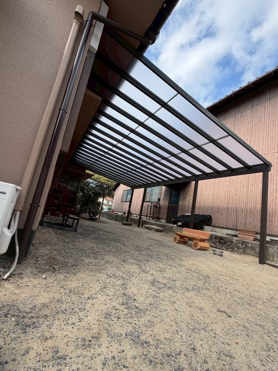 赤石建商の【三原市幸崎町】駐車スペースの雨対策！テラス屋根設置工事の施工後の写真3