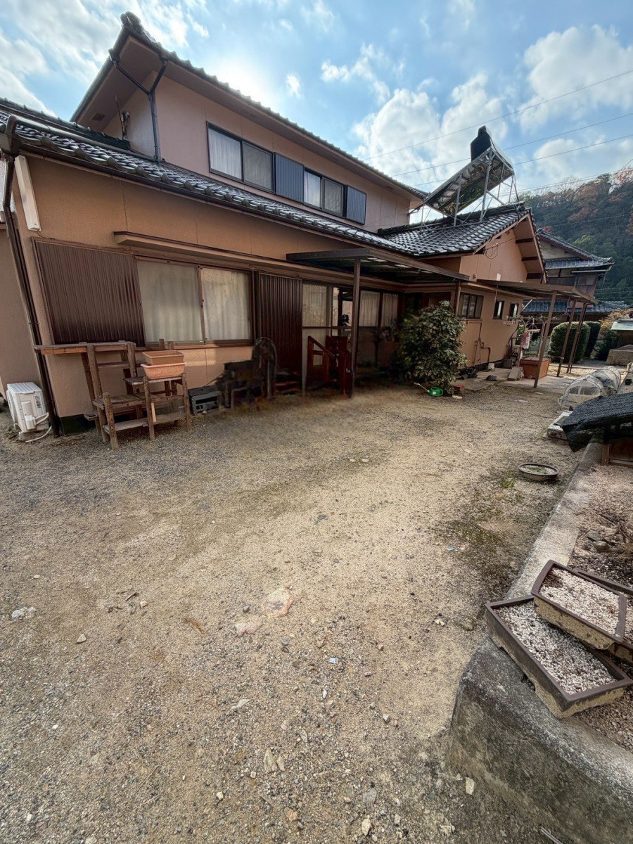 赤石建商の【三原市幸崎町】駐車スペースの雨対策！テラス屋根設置工事の施工前の写真1