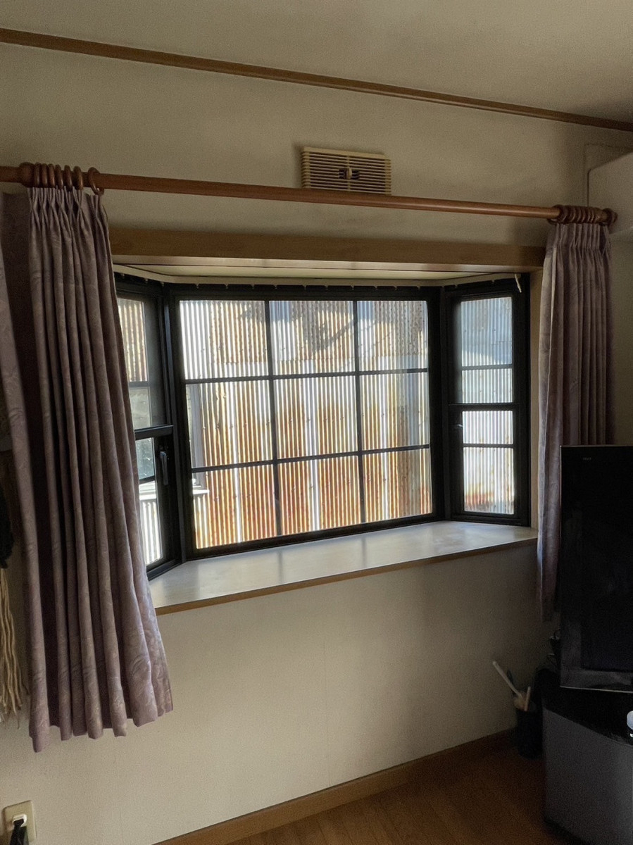 赤石建商の【三原市】内窓は出窓にも設置可能？インプラス取付工事の施工前の写真1