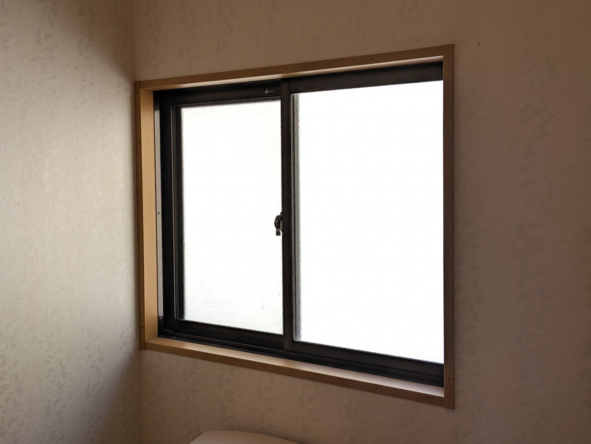 エンデバーの【断熱対策&目隠しに】トイレに内窓を設置しました!の施工前の写真1
