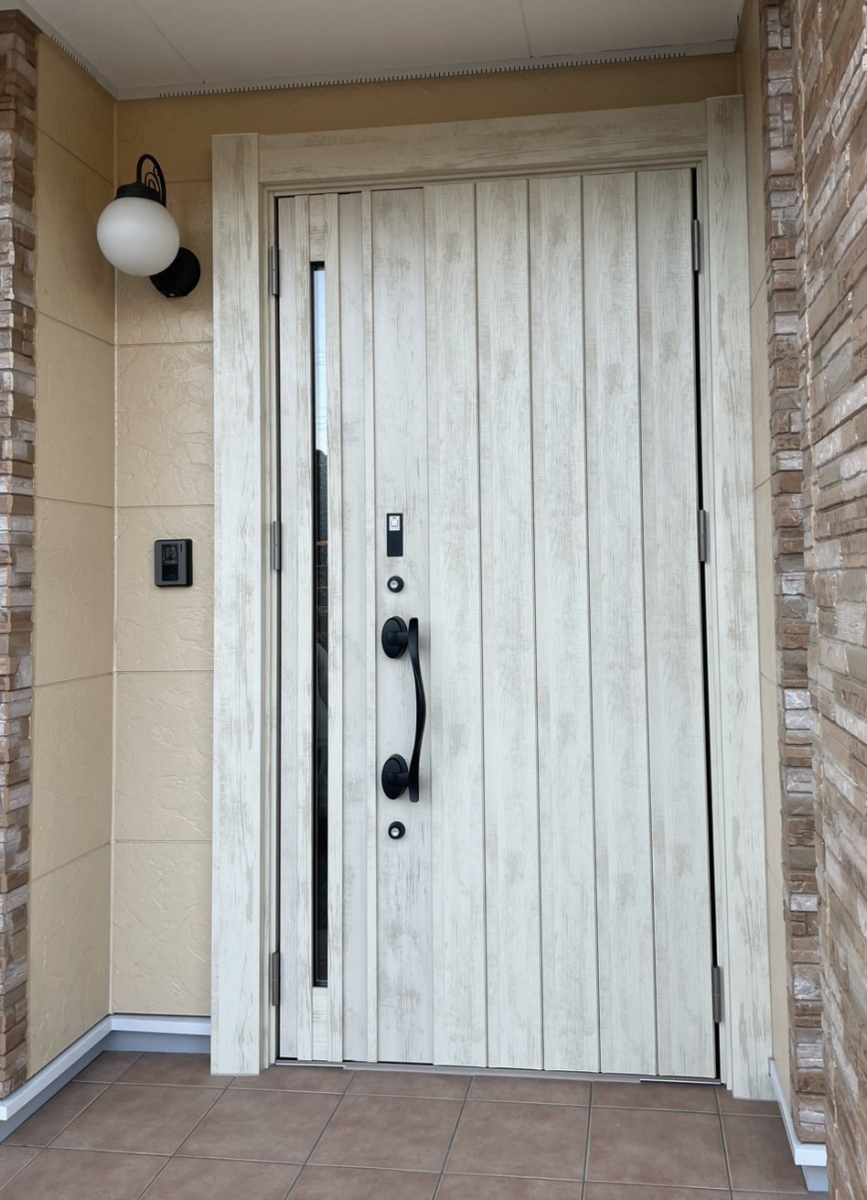 エンデバーの【玄関リフォーム】表情一新✨ やさしい色合いで迎える玄関への施工後の写真1