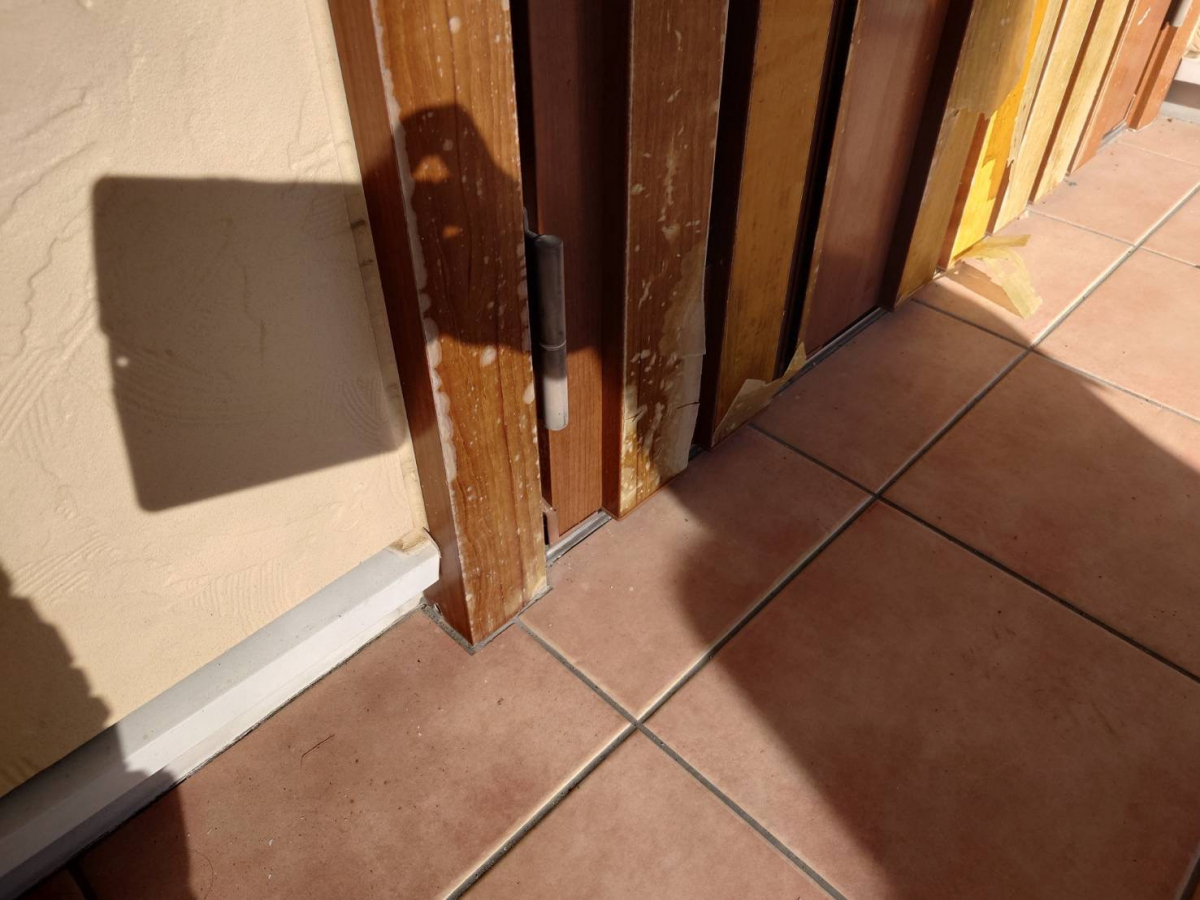 エンデバーの【玄関リフォーム】表情一新✨ やさしい色合いで迎える玄関への施工前の写真1