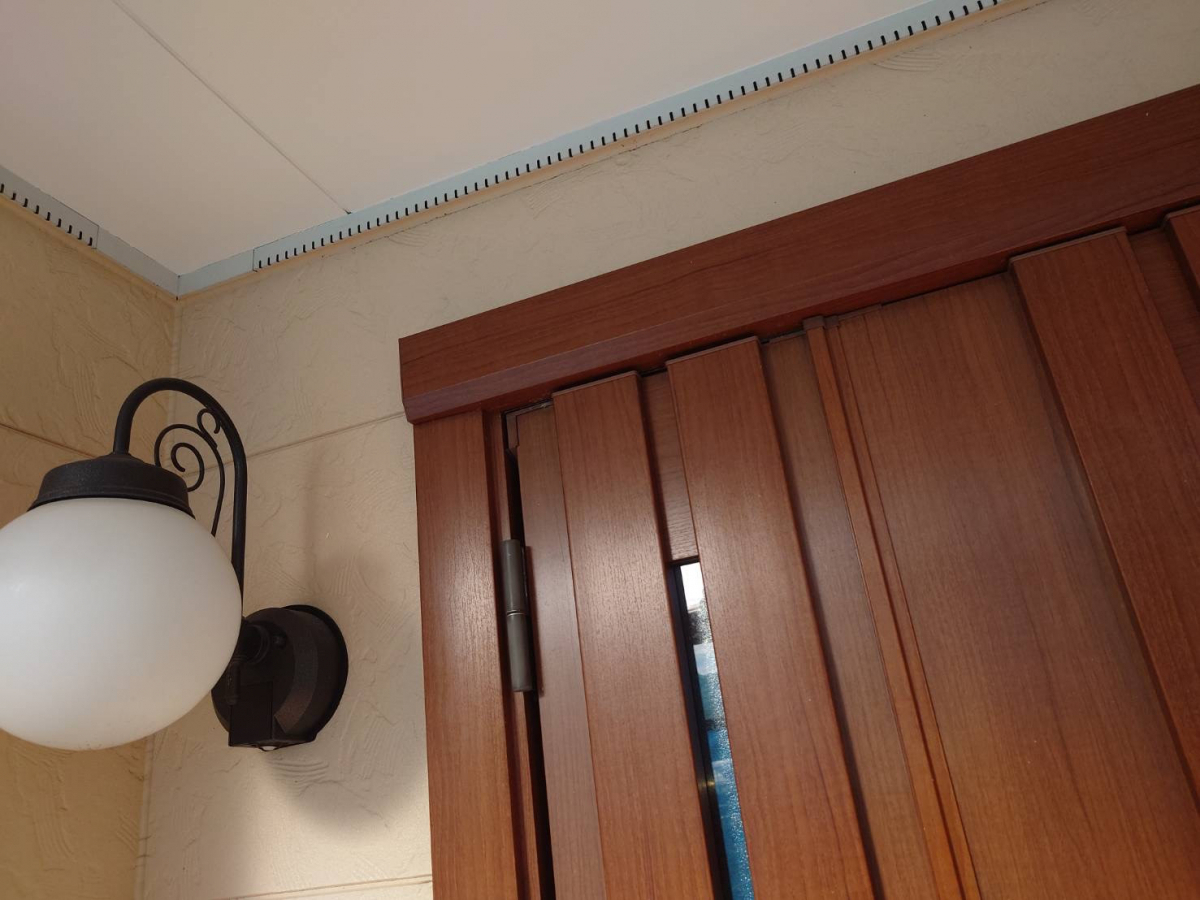 エンデバーの【玄関リフォーム】表情一新✨ やさしい色合いで迎える玄関への施工前の写真2