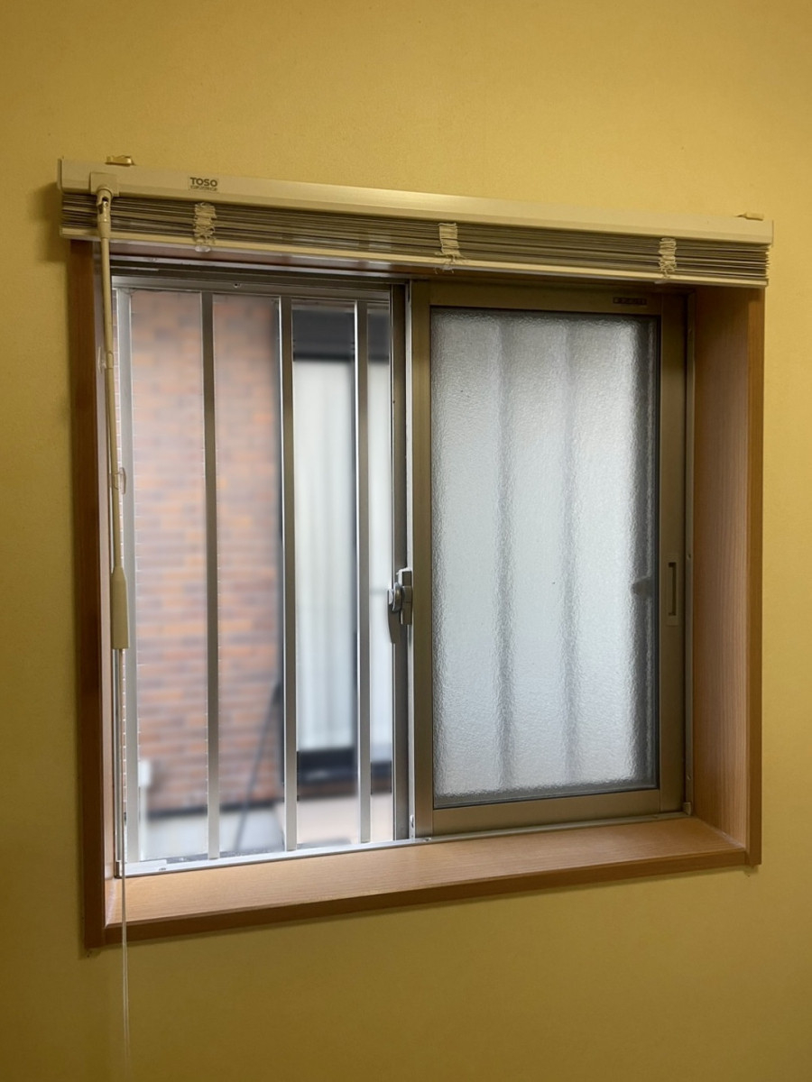 エンデバーの【書斎を快適に📚】内窓インプラスで断熱・防音｜補助金でお得にリフォームの施工前の写真1