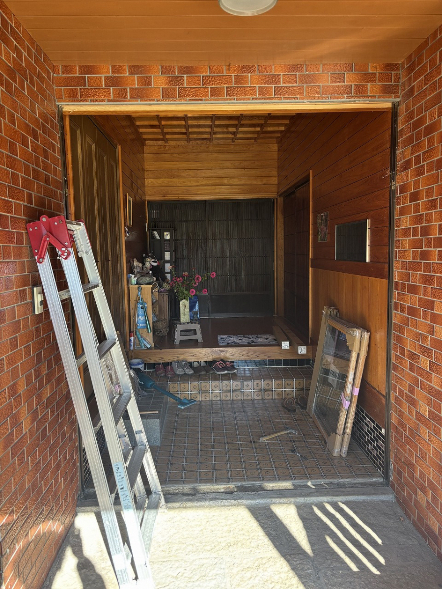 岩城屋建材の【玄関引戸】割れた引戸を1日で交換！安心もアップ玄関リフォーム｜熊本県｜岩城屋建材｜上益城郡山都町の施工後の写真1