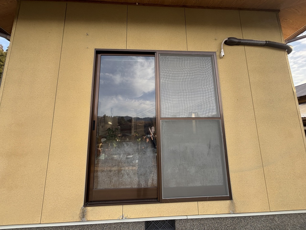 岩城屋建材の【窓リフォーム】カバー工法で快適な断熱窓に｜五ヶ瀬町｜LIXILリプラス｜熊本県｜岩城屋建材の施工前の写真1