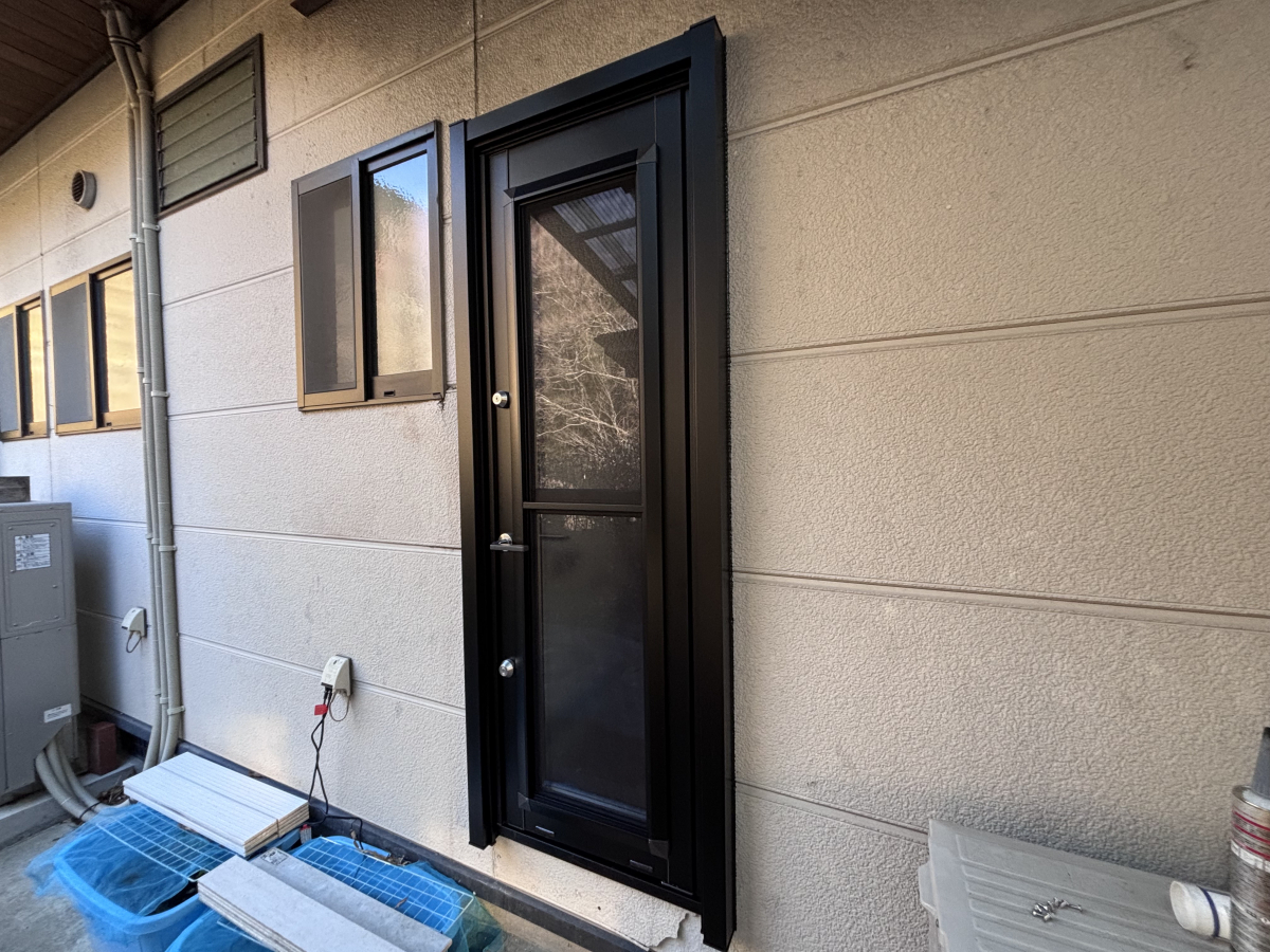 岩城屋建材の【勝手口リフォーム】冷えと結露を1日で解決|五ヶ瀬町|リシェント勝手口ドア|熊本県|岩城屋建材の施工後の写真1