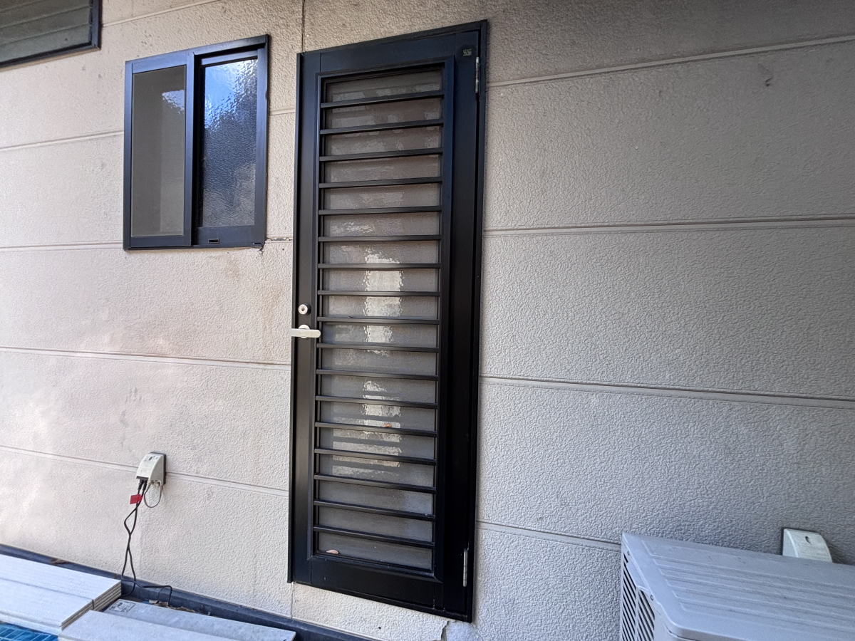 岩城屋建材の【勝手口リフォーム】冷えと結露を1日で解決|五ヶ瀬町|リシェント勝手口ドア|熊本県|岩城屋建材の施工前の写真1