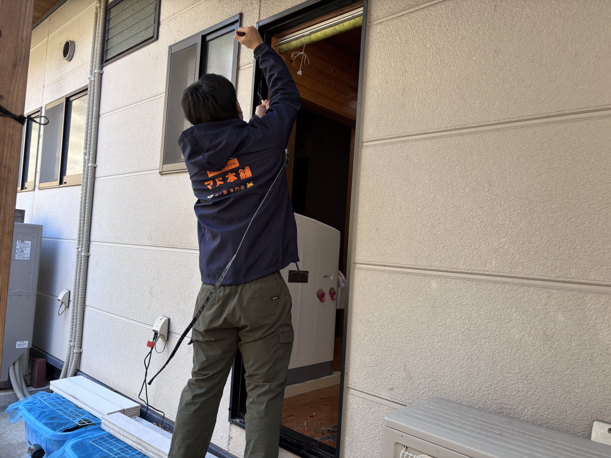 岩城屋建材の【勝手口リフォーム】冷えと結露を1日で解決|五ヶ瀬町|リシェント勝手口ドア|熊本県|岩城屋建材の施工前の写真2