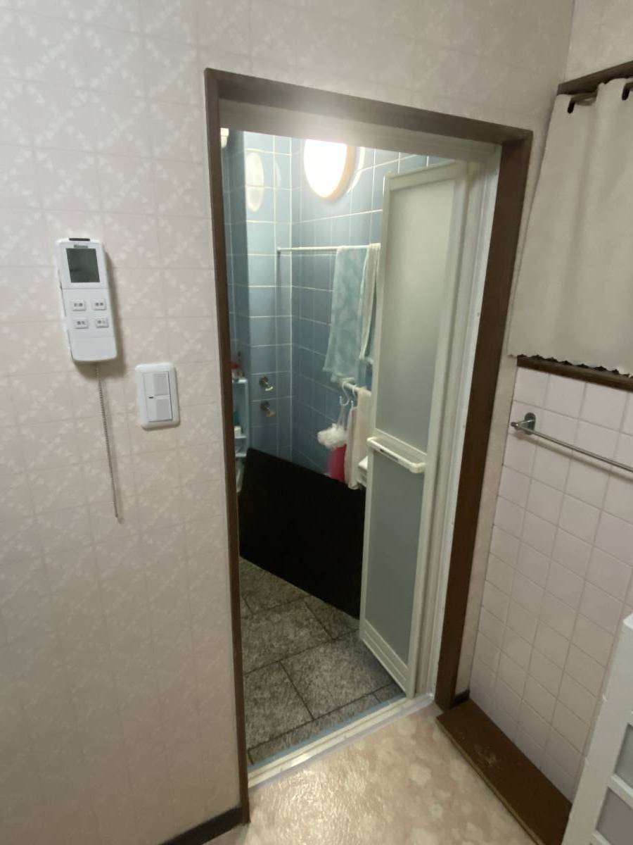播州トーヨー住器 中播支店の浴室折れ戸工事の施工後の写真3