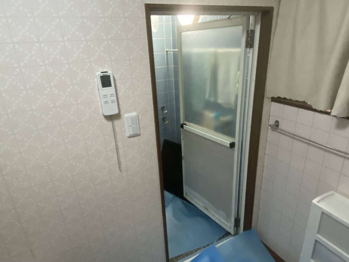 播州トーヨー住器 中播支店の浴室折れ戸工事の施工前の写真1