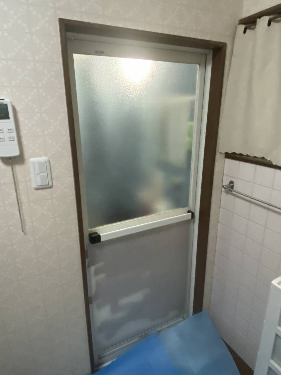 播州トーヨー住器 中播支店の浴室折れ戸工事の施工前の写真2