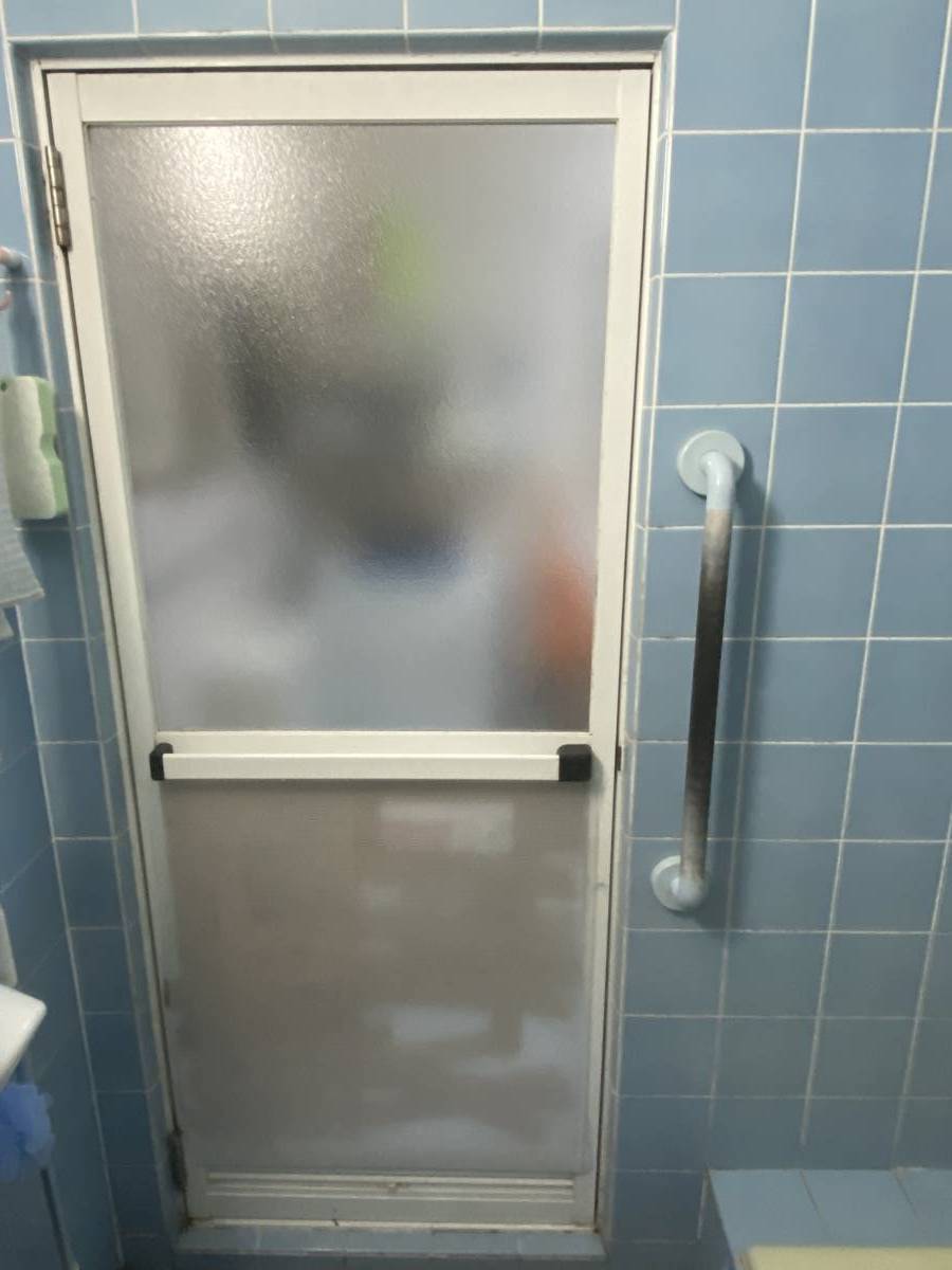 播州トーヨー住器 中播支店の浴室折れ戸工事の施工前の写真3