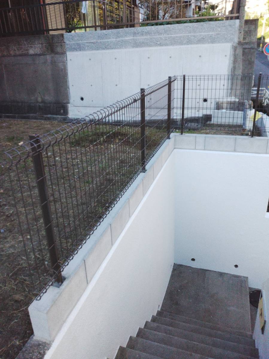 播州トーヨー住器 中播支店のフェンス取付工事・波板張替え工事の施工後の写真2