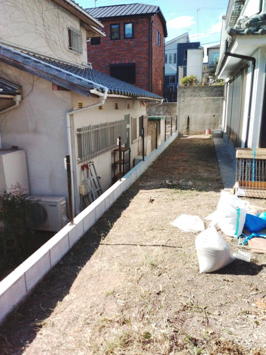 播州トーヨー住器 中播支店のフェンス取付工事・波板張替え工事の施工前の写真2