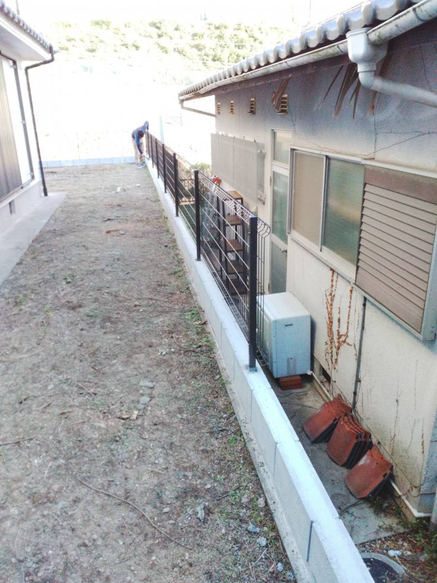 播州トーヨー住器 中播支店のフェンス取付工事・波板張替え工事の施工前の写真3