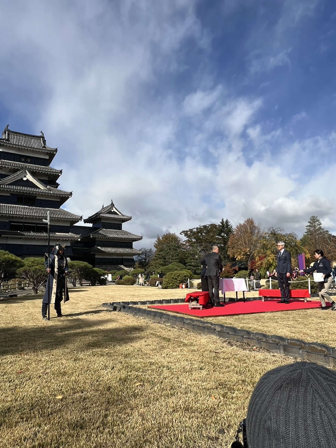 松本城ピンバッチと孤独の俳優さん 長野板販 松本営業所のブログ 写真2